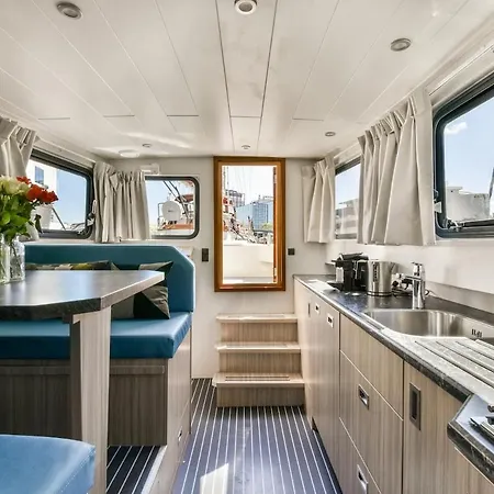 New Houseboat Center 'saiter' Hotel en barco