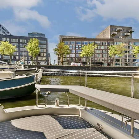 New Houseboat Center 'saiter' Botel