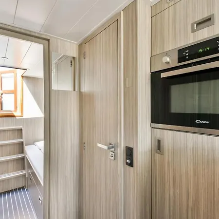 New Houseboat Center 'saiter' *