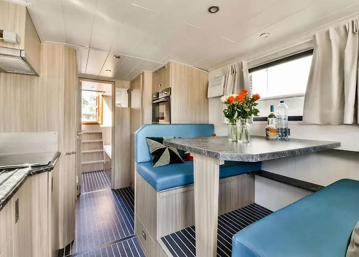 New Houseboat Center 'saiter' * Amsterdam