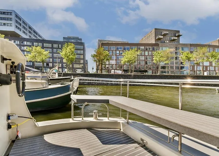 New Houseboat Center 'saiter' Botel