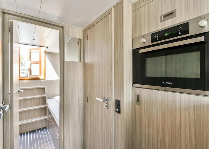 New Houseboat Center 'saiter' *