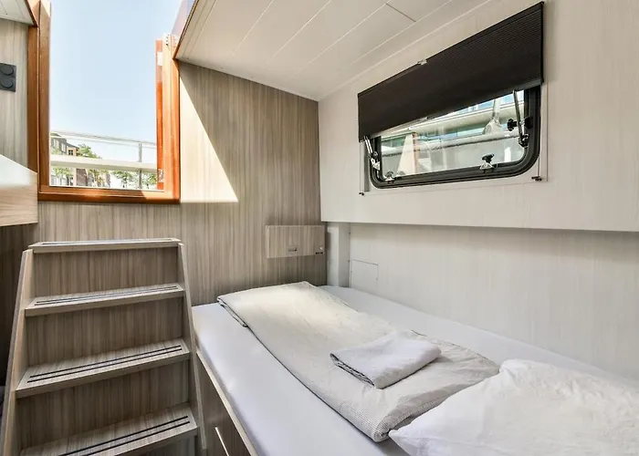 New Houseboat Center 'saiter' Botel