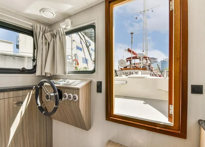 New Houseboat Center 'saiter' Botel *