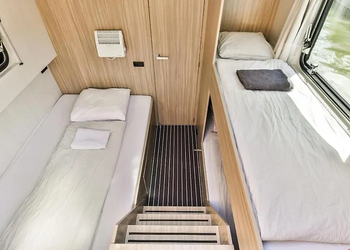 New Houseboat Center 'saiter' *