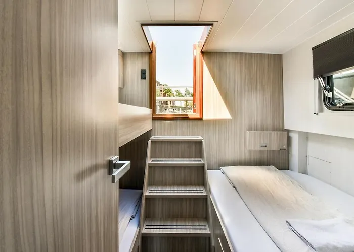 New Houseboat Center 'saiter' Botel *