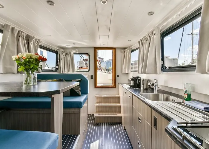 New Houseboat Center 'saiter' Botel