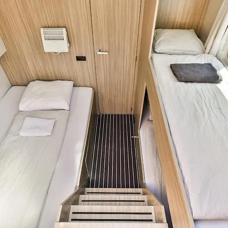New Houseboat Center 'saiter' *